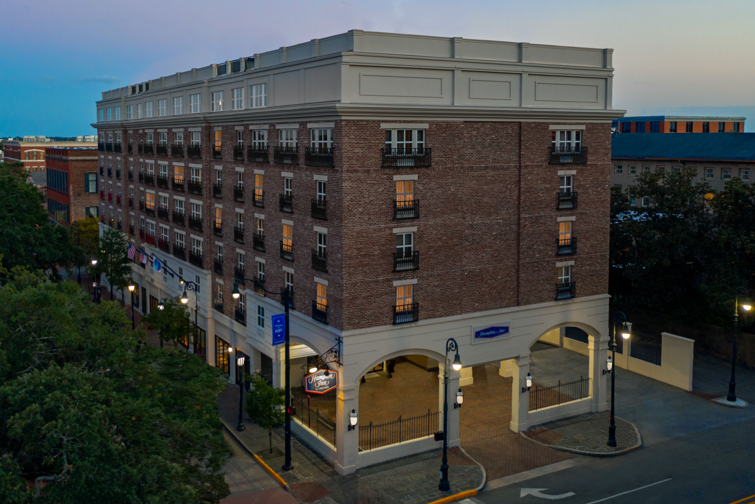 Hampton Inn and Suites Savannah Hotel Exterior